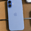 iPhone 17 azul fondo madera