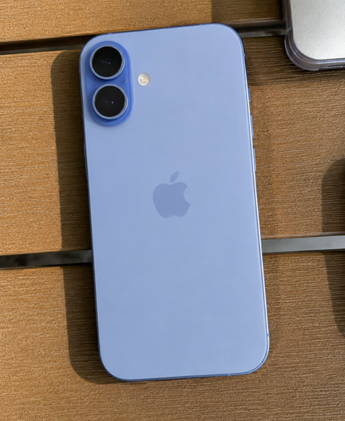 iPhone 17 azul fondo madera