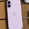 iPhone 17 lila fondo madera