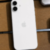 iPhone 17 blanco fondo madera