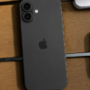 iPhone 17 negro fondo madera