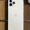 iPhone 11 pro blanco fondo madera