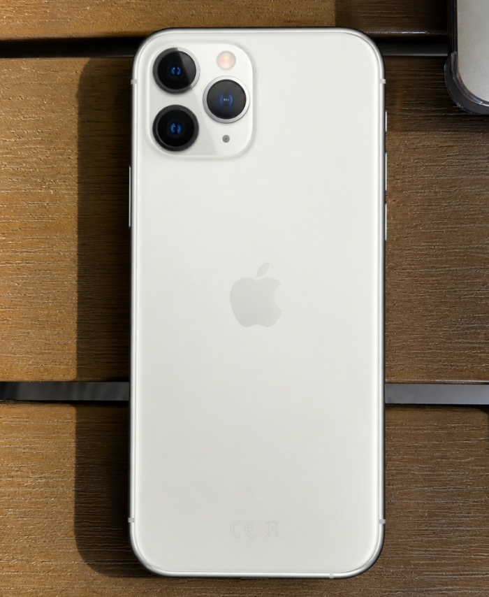 iPhone 11 pro blanco fondo madera