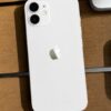 iPhone 12 blanco fondo madera
