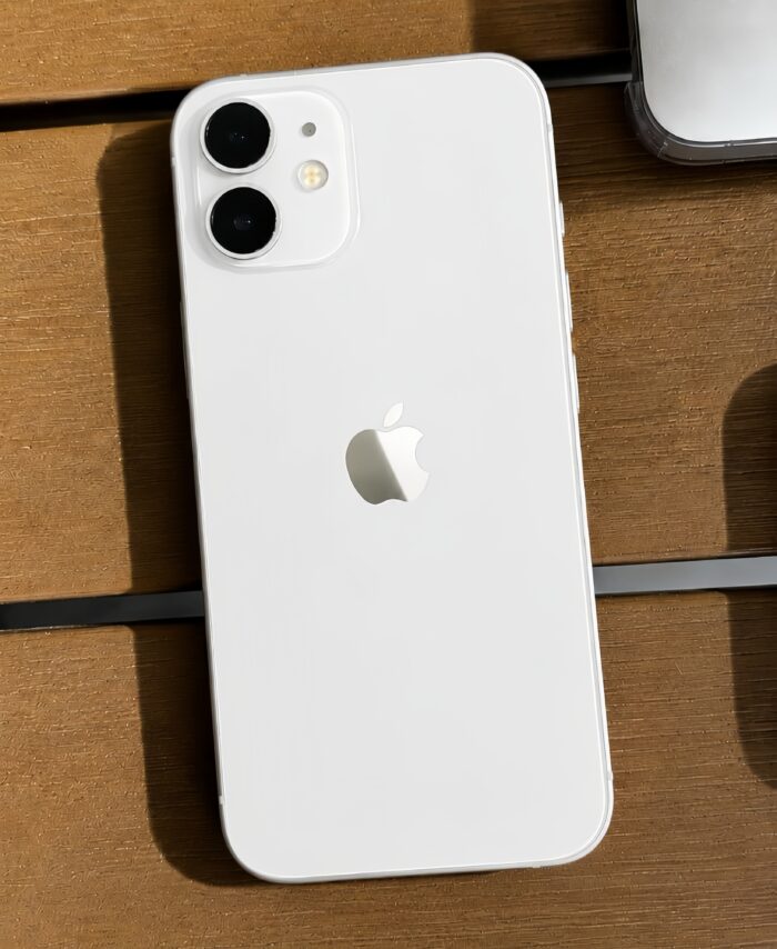 iPhone 12 blanco fondo madera