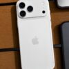 iPhone 17 Gris fondo madera