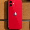 iPhone 11 rojo sobre mesa