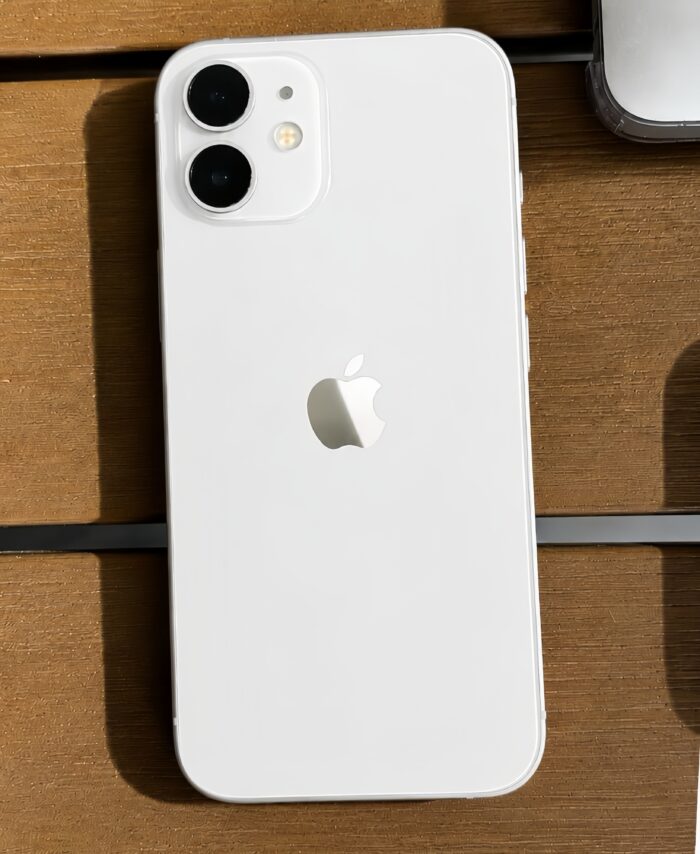 iPhone 11 blanco fondo madera