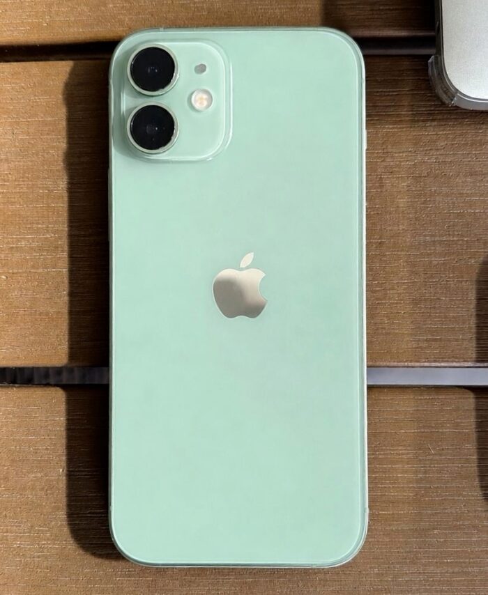 iPhone 11 verde fondo madera