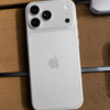 iPhone 17 pro gris fondo madera