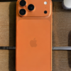 iPhone 17 pro naranja fondo madera