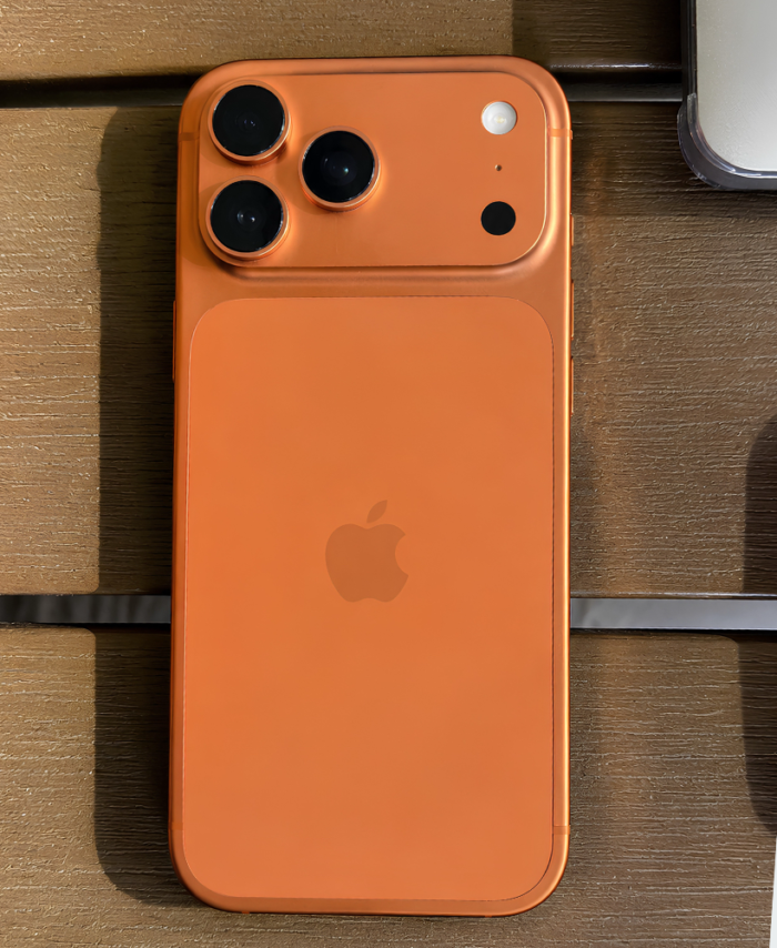 iPhone 17 pro naranja fondo madera