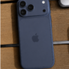 iPhone 17 pro azul fondo madera